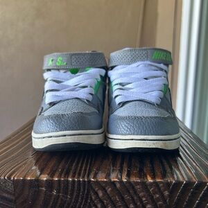 Nike Kids Sneakers in Gray and Green